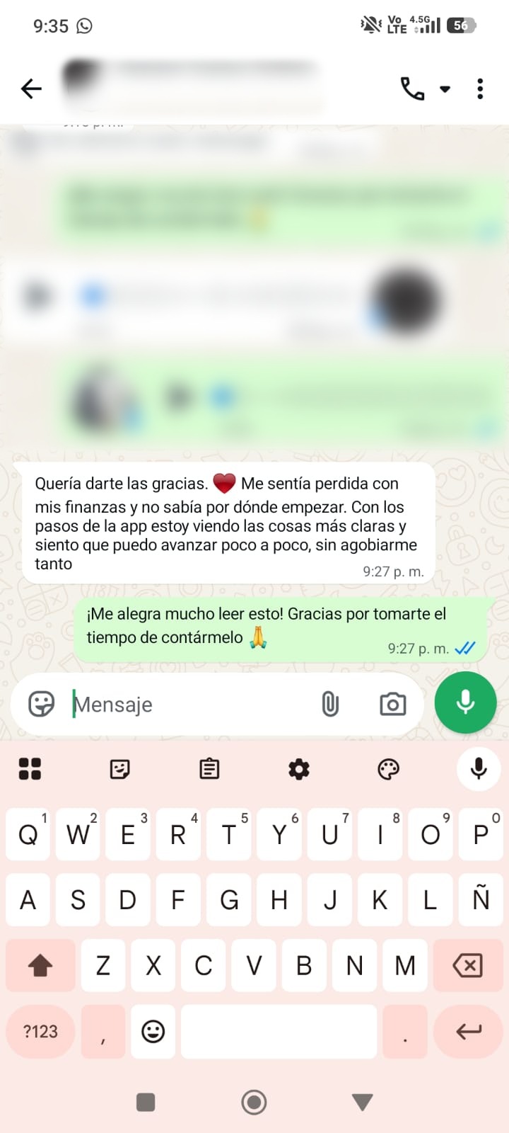 Captura de un chat: una persona agradece porque se sentía perdida con sus finanzas y ahora ve las cosas más claras con los pasos de la app