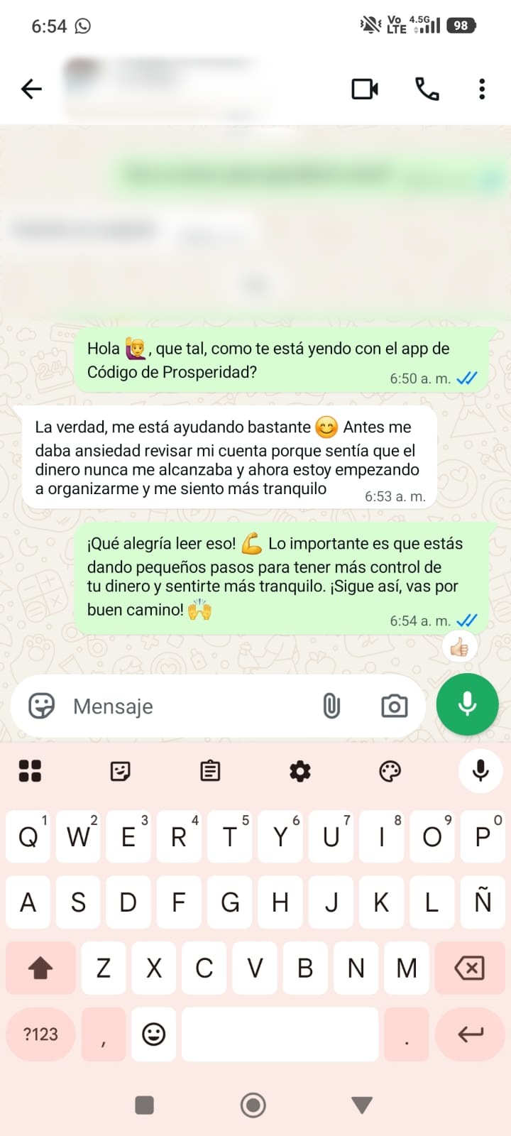 Captura de un chat: una persona cuenta que la app la está ayudando, que antes le daba ansiedad revisar su cuenta y que ahora se siente más tranquila