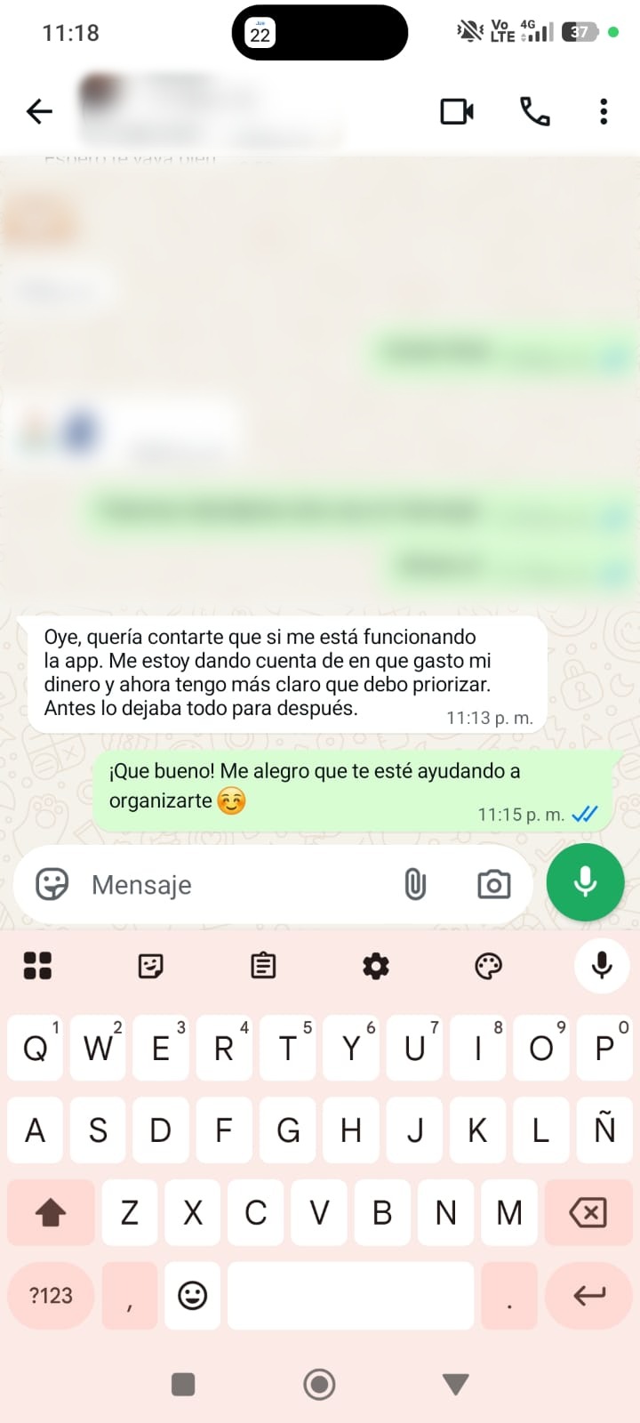 Captura de un chat: una persona cuenta que la app le funciona, que se da cuenta en qué gasta su dinero y que ahora tiene más claro qué priorizar